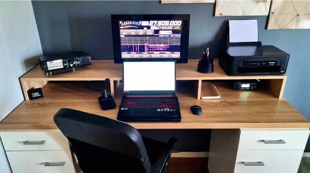 Station radio de 14RC185 Johan avec transceiver Yaesu FT-710 AESS